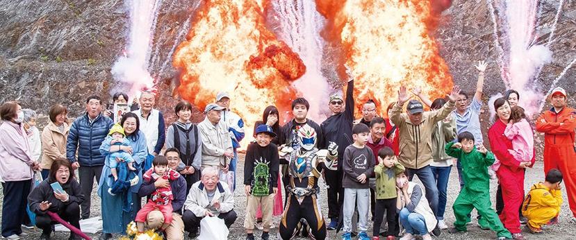 爆誕！！ 周南で特撮の爆破演出体験イベント 砕石工場で赤バックに撮影も - 周南