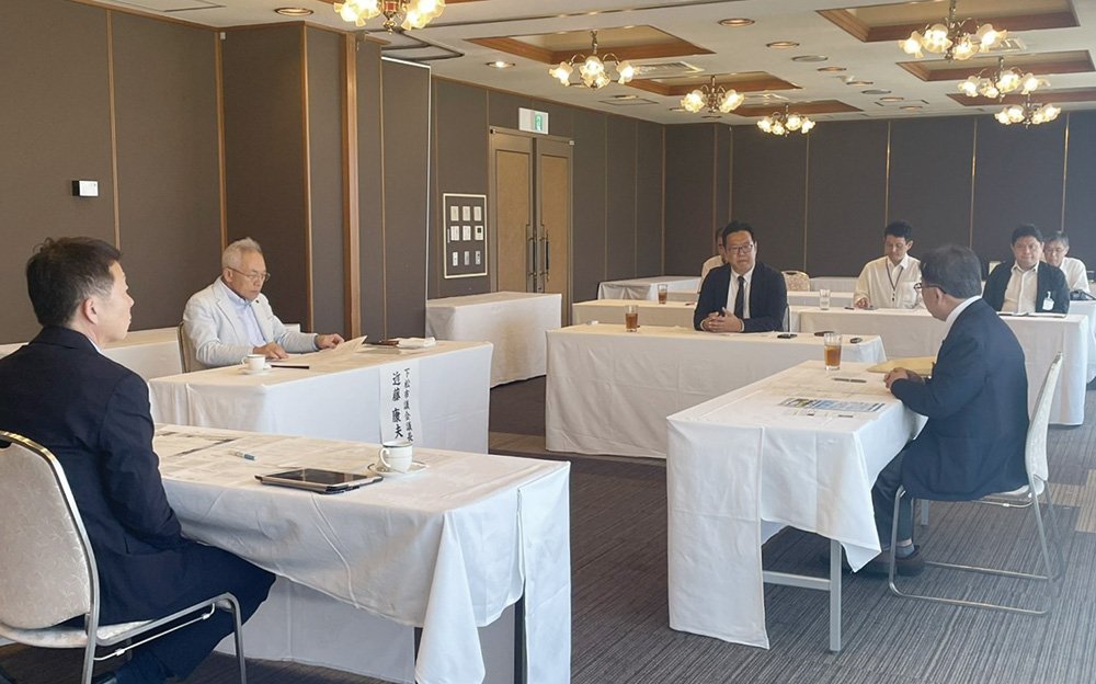 議長座談会 語り合う各議長.jpg