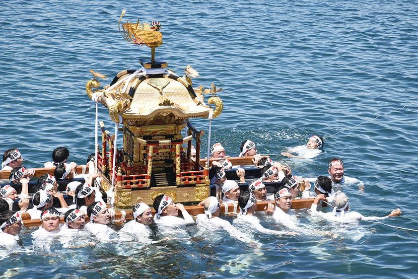 周南】夏の青空、海渡る神輿 粭島の貴船神社夏祭り