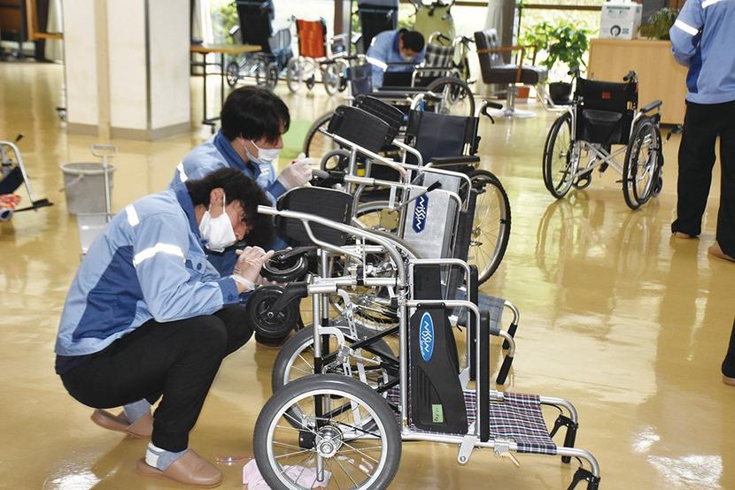 山口)下松市より 車椅子 KM-2501  Karma BIZHB29H 周南】やすらぎ苑で車椅子もきれいに 日本製鉄山口労組青年部が