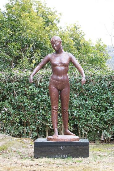 周南】生命感あふれる女性像 彫刻家、笹戸さんの18作品が周南市内に