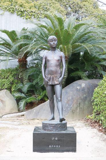 ナリトラ　秀峰銘　彩色獣骨彫刻　女人像　人物像　置物　C　8411 躍動感が有る女性像 - Picture of Chokoku Dori, Sakura - Tripadvisor